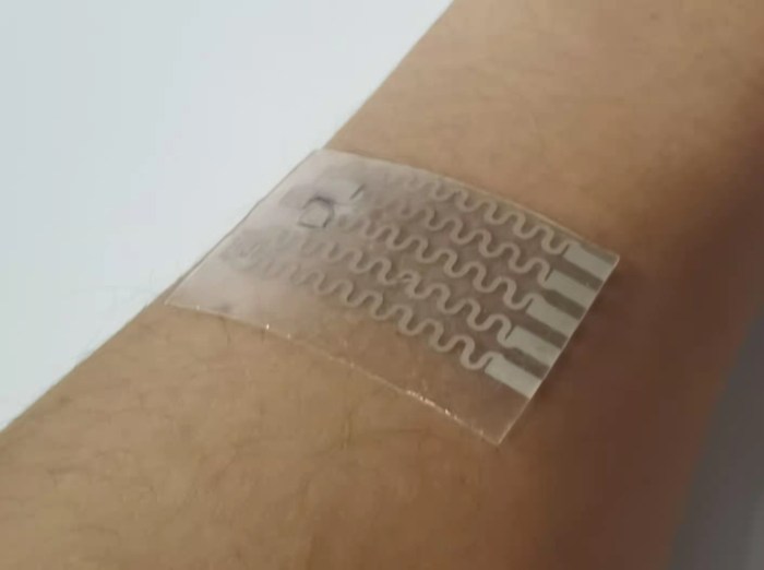 Smart wound dressing glows whenever bacteria are around