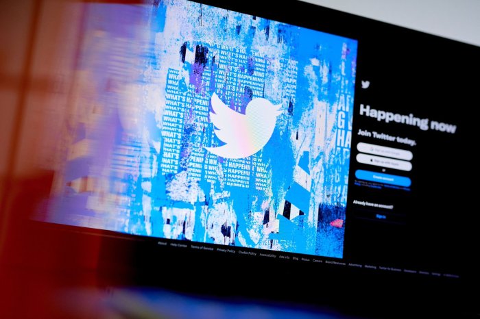 Bloomberg to integrate twitter feeds