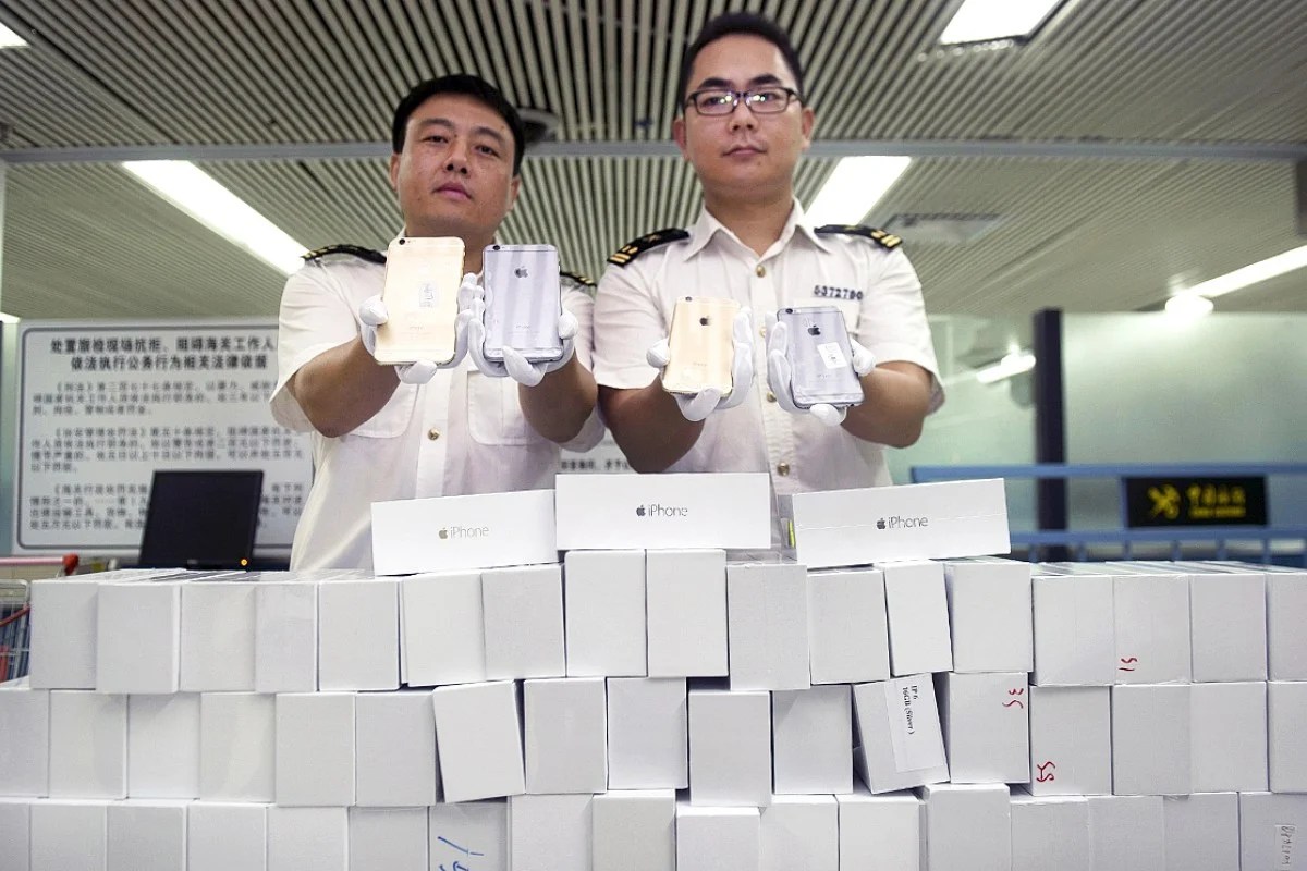 Chinese man pickpockets iphone using a pair of chopsticks