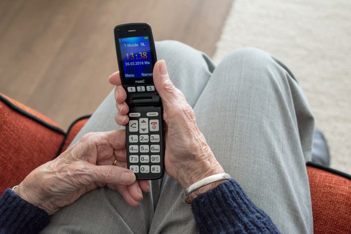 Softbanks 204sh is another smartphone designed for the elderly